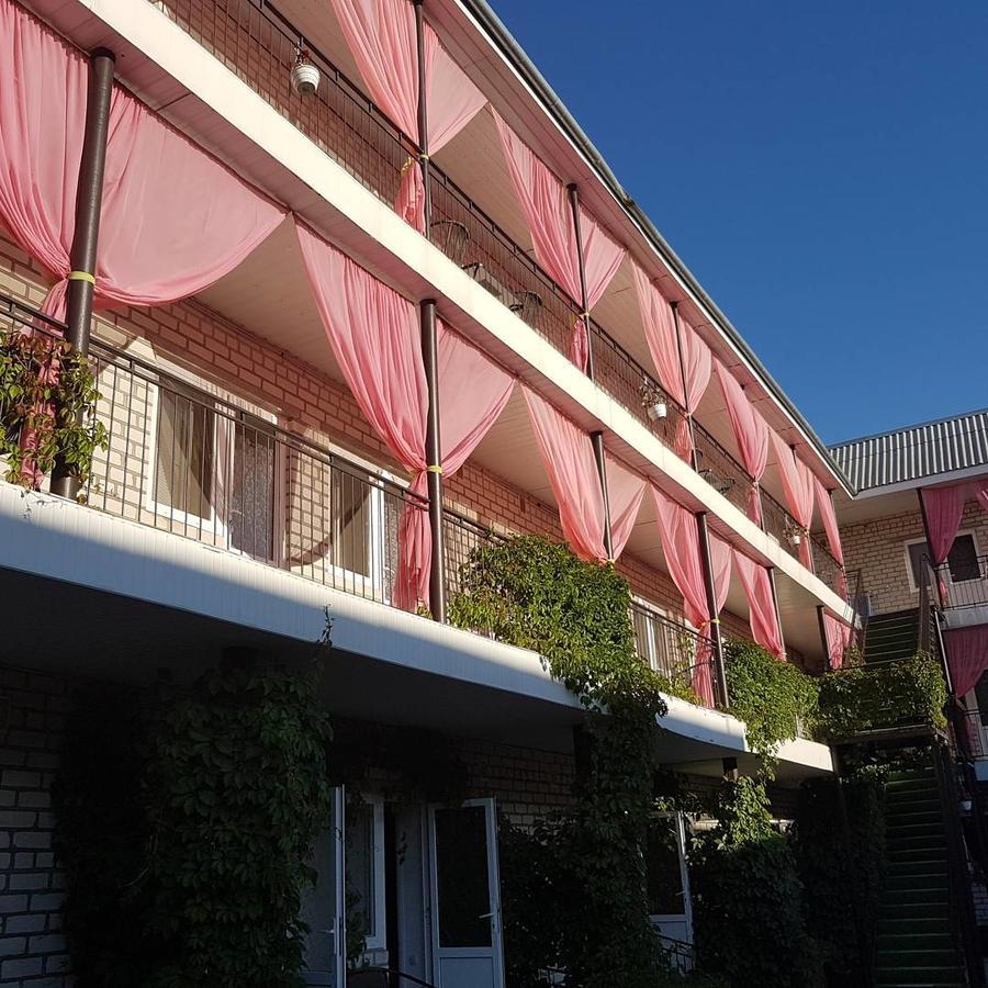 Hotel Flamingo Zaliznyi Port Exteriör bild