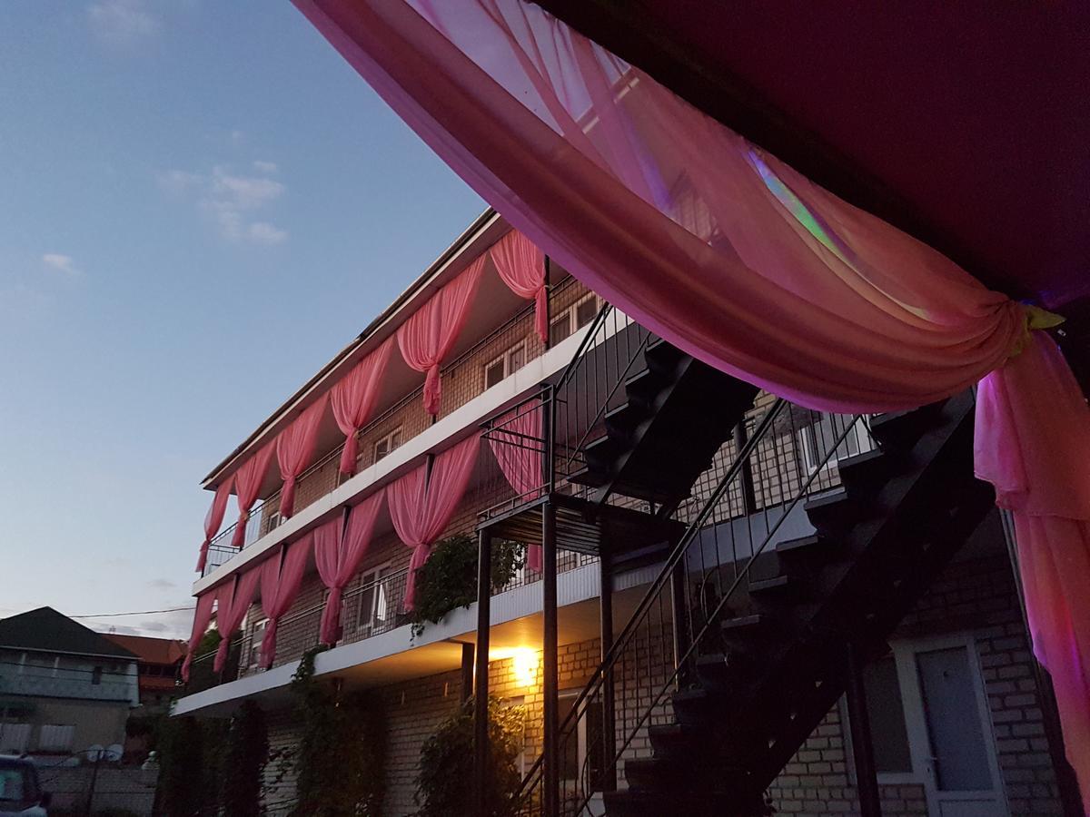 Hotel Flamingo Zaliznyi Port Exteriör bild