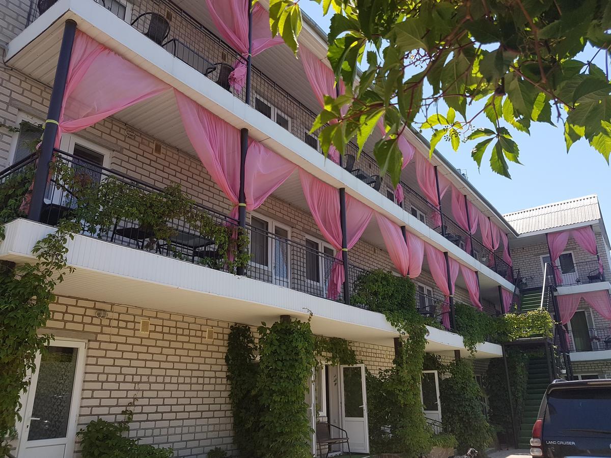 Hotel Flamingo Zaliznyi Port Exteriör bild