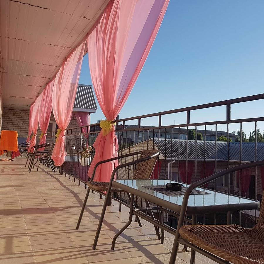 Hotel Flamingo Zaliznyi Port Exteriör bild
