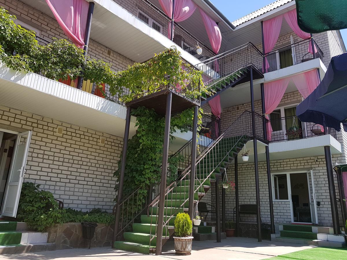 Hotel Flamingo Zaliznyi Port Exteriör bild